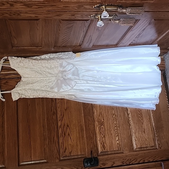 Beautiful Victorian Vtg Wedding gown off the shoulder sold as is - Picture 7 of 13